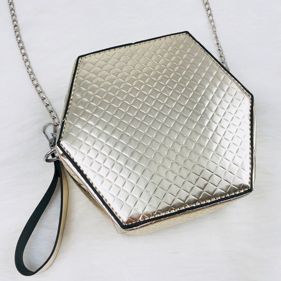 ❤️Host Pick❤️New! Gold Hexagon Crossbody Zipper Handbag Silver - Picture 1 of 5